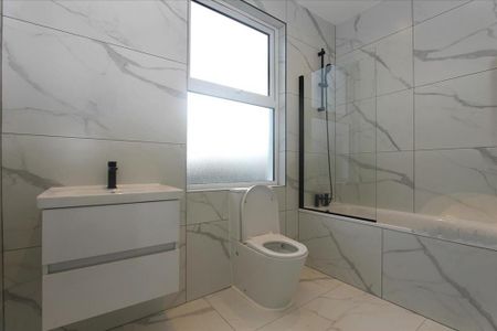 3 bedroom flat to rent - Photo 4