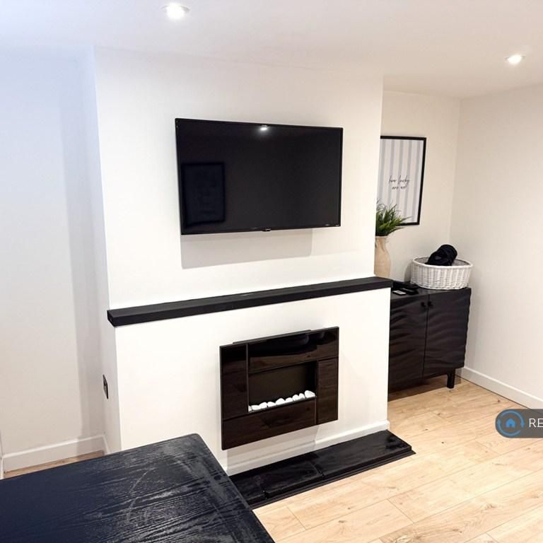 2 bedroom end of terrace house to rent - Photo 1