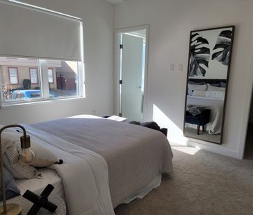 Large Luxury Main Floor 2 bedroom plus den Condo near Downtown – Pe... - Photo 6