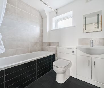 4 bedroom semi-detached house to rent - Photo 3