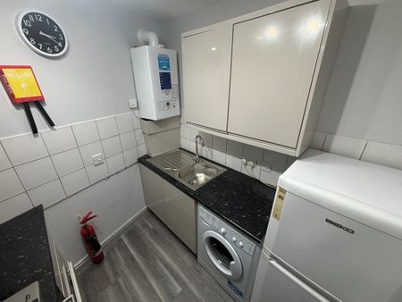 8 Bed Student Accommodation - Photo 3