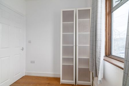 5 Bed Terraced House, Downshall Avenue, IG3 - Photo 3