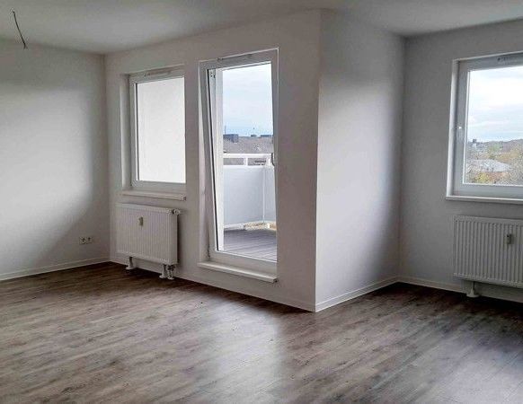 Moderne lichtdurchflutete DG-Wohnung! - Photo 1