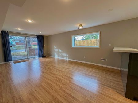 Spacious Family Home With Hot Tub And Fire Pit In St. Andrews Heights! - Photo 3