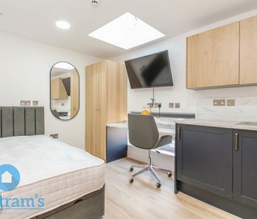 4 bed Apartment for Rent - Photo 2