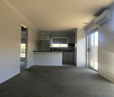 11 Grovedale Way, Manor Lakes VIC, Belconnen - Photo 3