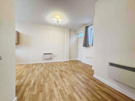 2 bedroom Flat To Let - Photo 4