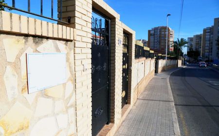 Se alquila un estupendo chalet adosado con piscina en Benidorm - Photo 2