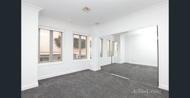 A private townhome in garden exclusivity - Photo 1