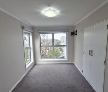 Modern Renovated Townhouse in Popular Hataitai - Photo 6