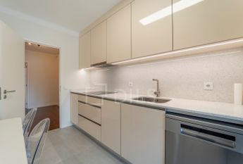 Apartamento T2 renovado para arrendar na Rua São João Bosco