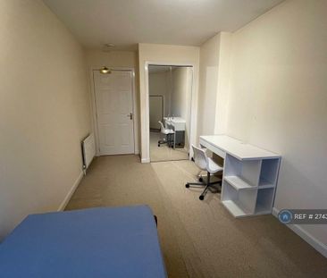 3 bedroom flat to rent - Photo 4