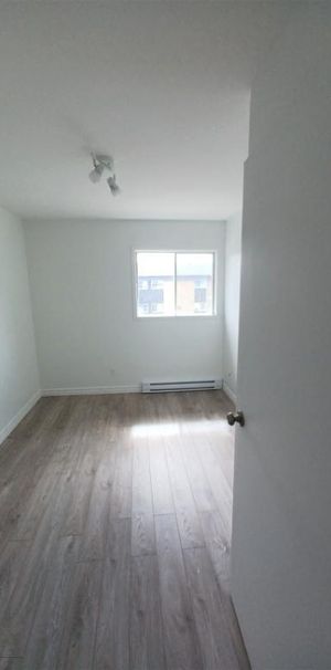 41/2 Québec**Charlesbourg**1 mois gratuit**Ascenseur**Béton**Frais peint**Non fumeur de toute substance**libre à partir de décembre, 1225$ - Photo 1