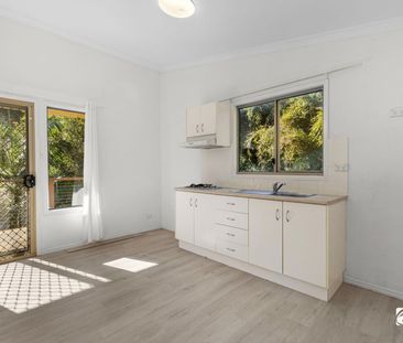 Charming Artistic Cottage Retreat in the Heart of Uki - Photo 2