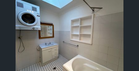Gippsland Street 3 bedroom unit on 12 month lease. - Photo 5