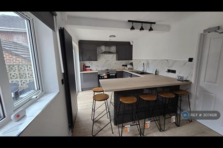 6 bedroom detached house to rent - Photo 4