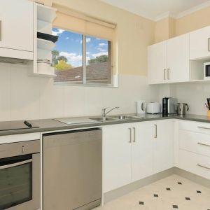 Two Bedroom Apartment with Leafy Outlook - Photo 2