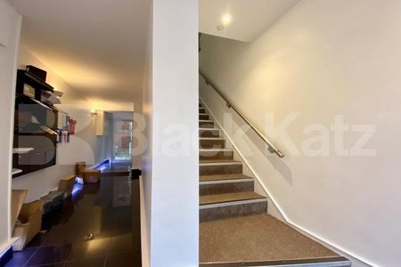 Superbly located & offering 528 Sq. Ft. of living & entertaining space - Photo 5