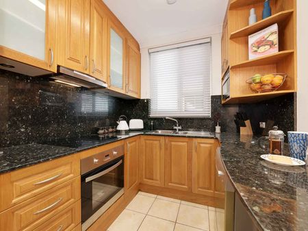 Fully Furnished Executive Apartment - Stroll to Beach - Photo 4