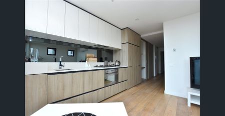 Bright and Cheerful Two Bedroom Apartment with Views of Botanic Gardens! - Photo 5