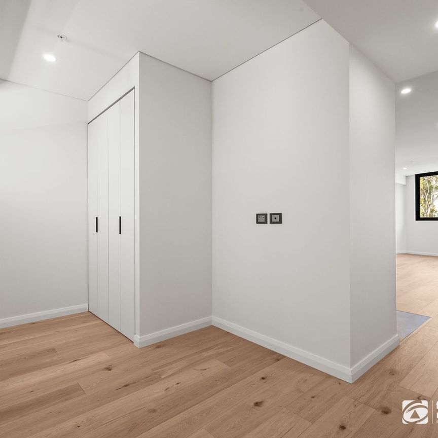 Modern Elegance in Near New Luxury Unit Complex | 1-Bedroom - SPECTACULAR VIEWS from rooftop communal area - Photo 1