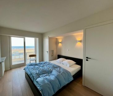 Volledig gerenoveerd en gemeubeld appartement met frontaal zeezicht - foto 5