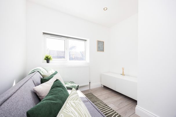 3 Bed Flat, Devonport Road, W12 - Photo 1