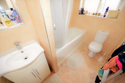 4 bedroom House in St Annes Road, Leeds - Photo 5