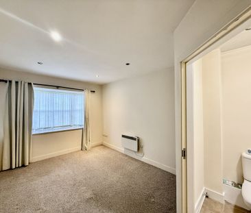 Ground floor 2-bed apartment with separate lounge, fitted kitchen, ... - Photo 3