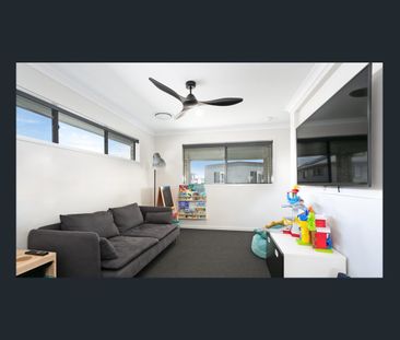 Contemporary family living near Moreton Bay with stylish finishes - Photo 3