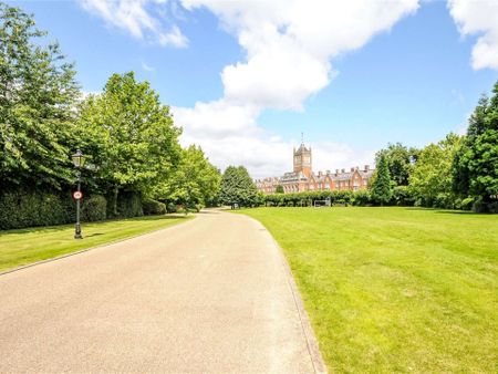 A two bedroom, second floor apartment within a sought after gated development with use of leisure facilities in Virginia Water. - Photo 3