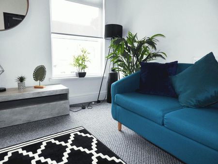 1 bedroom in a house share to rent - Photo 2