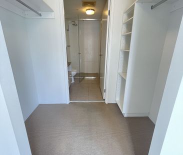 Repainted Premium 2-Bedroom, 2-Bathroom Apartment with 1 Car Park - Photo 4