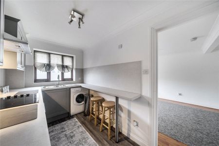 Roundhouse Court, Lymington, Hampshire, SO41 flat to rent - Photo 3