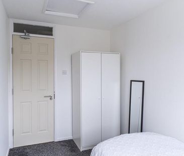 4 bedroom semi-detached house to rent - Photo 4