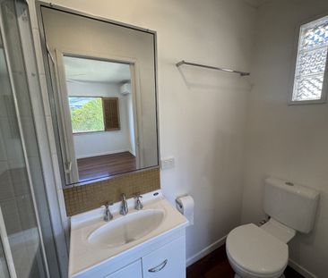 Three-Bedroom Home with Pool in Southport - Photo 6