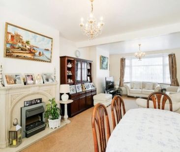 3 Bed Detached House, London, IG2 - Photo 3