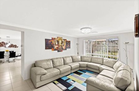 SPACIOUS FAMILY HOME! - Photo 2