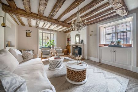 An outstanding Grade II* listed country house, on the edge of the popular village of West Meon. - Photo 4