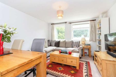 Harrowdene Gardens, Teddington, TW11 - Photo 2