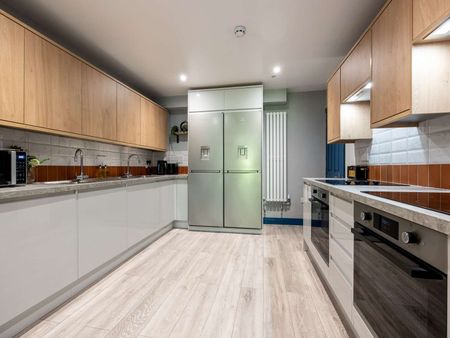 OX Living is proud to present this high-quality 6-bedroom co-living property, perfect for working professionals looking for stylish, stress-free living. Room 2 - Photo 4