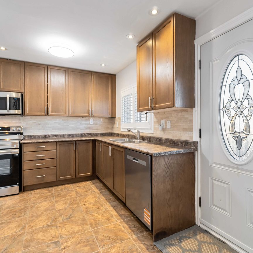 For Lease - 9 Isaac Court, Hamilton, Ontario - Photo 1