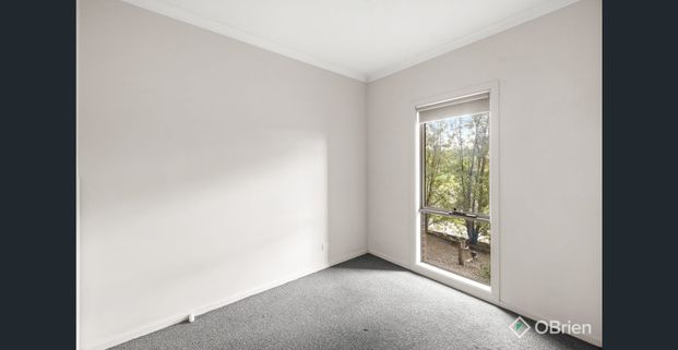 CENTRALLY LOCATED MODERN RESIDENCE - Photo 1