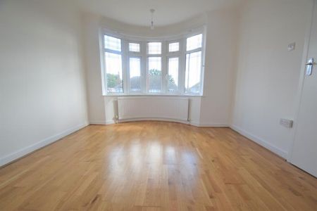 Deirdre Avenue, Wickford, Essex, SS12 - Photo 3