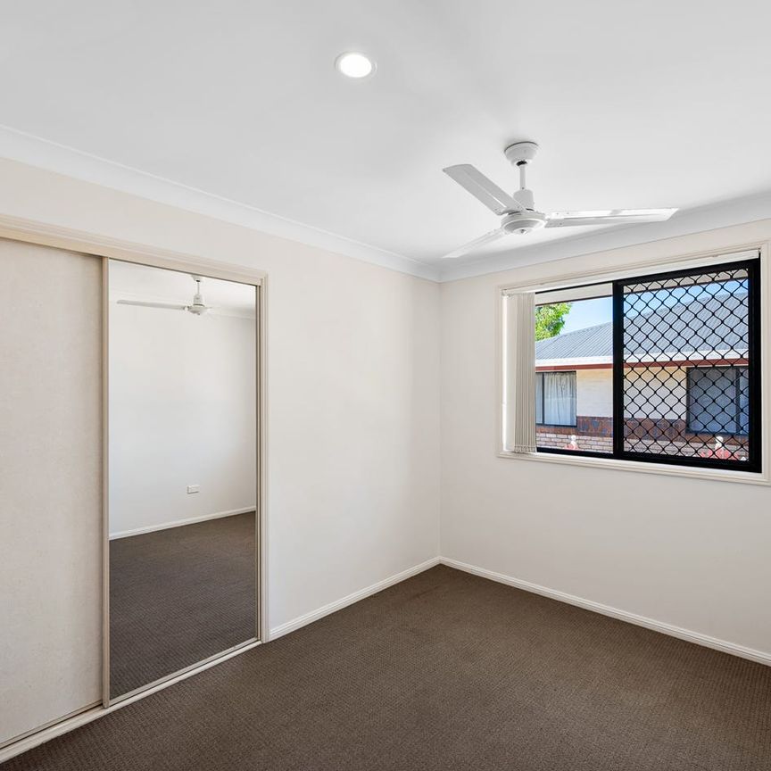 3 b/in bedroom lowset detached duplex with 2-way bathroom, air-conditioning, security screens PLUS Solar AND Walk to CBD! - Photo 1