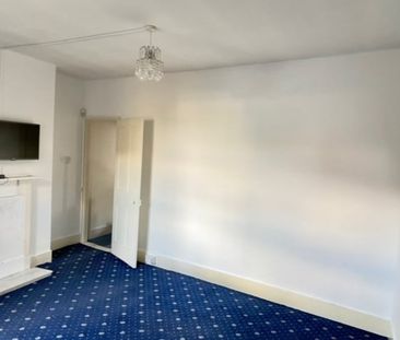 2 Bed Terraced House, Farley Hill, LU1 - Photo 2