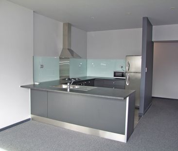 Stylish two-bedroom apartment - Some utilities & white goods included - Photo 1