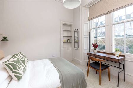 A bright and spacious two bedroom first floor apartment with designer interior. The apartment is presented to the market in excellent condition. - Photo 5