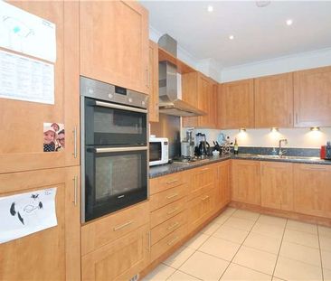 Four bedroom town house in a convenient location for the town centre. - Photo 2