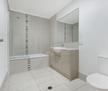 LARGE TOWNHOUSE 2 LIVING AREAS, VIEWS & GREAT SIZE BACK YARD - Photo 6